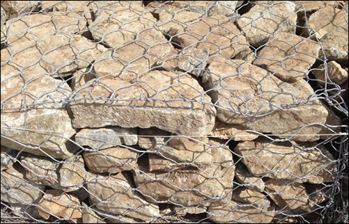 Annealed and galvanized twisted mesh cage gabions